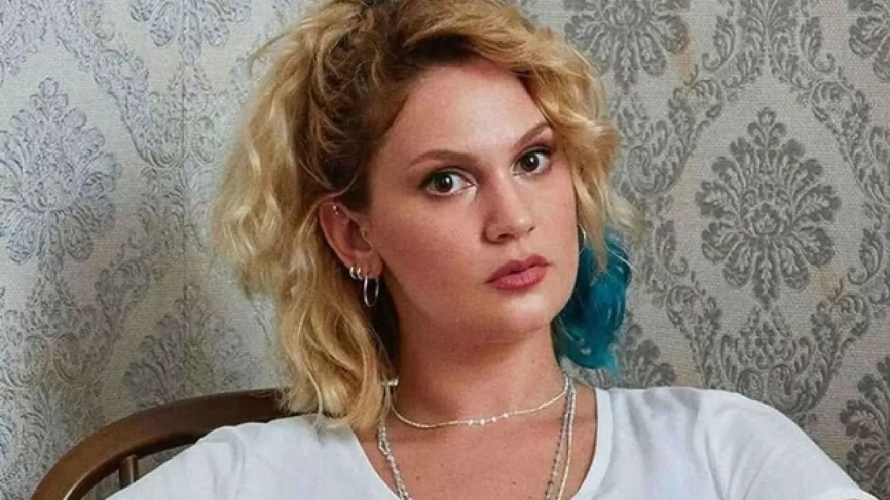 Ünlü oyuncu Farah Zeynep Abdullah imajını yeniledi! Selda Bağcan benzetmesi yapıldı... 4