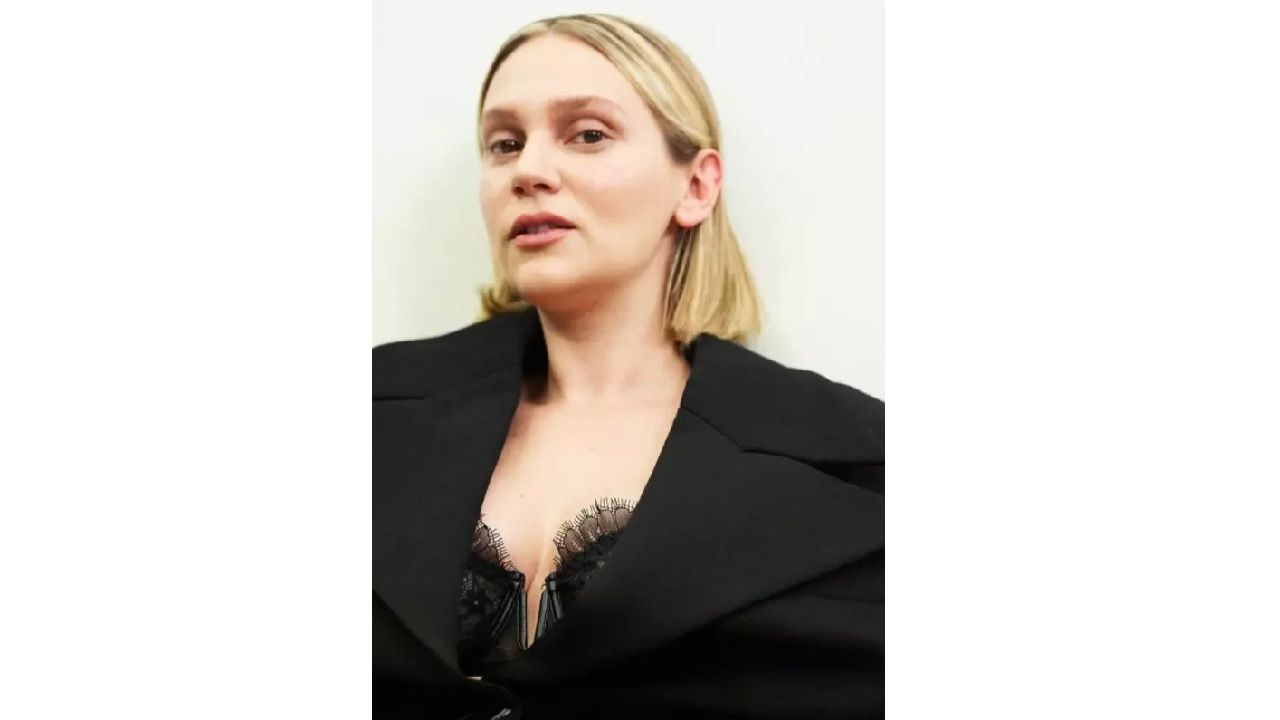 Ünlü oyuncu Farah Zeynep Abdullah imajını yeniledi! Selda Bağcan benzetmesi yapıldı... 1