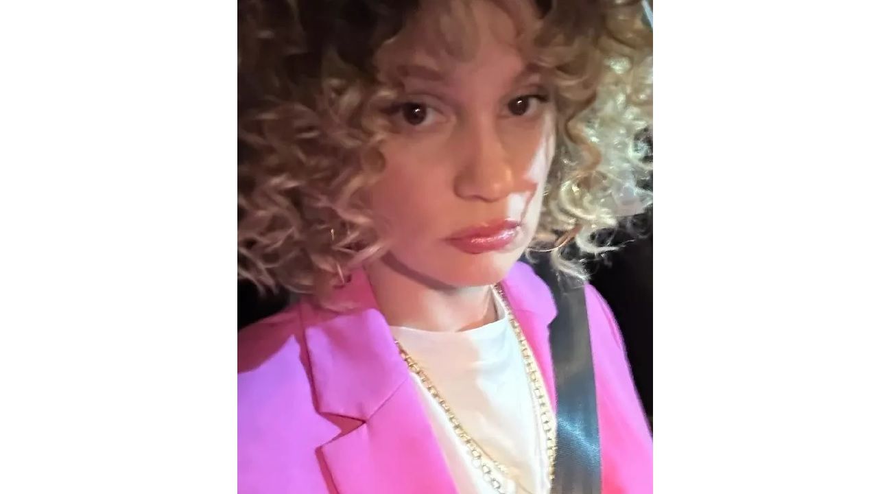 Ünlü oyuncu Farah Zeynep Abdullah imajını yeniledi! Selda Bağcan benzetmesi yapıldı... 2