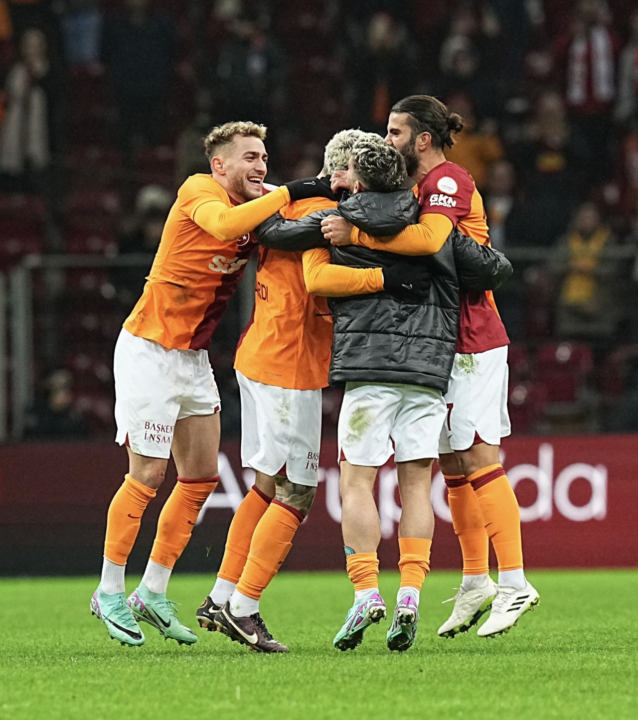 "Samet Akaydin'in koluna penaltı çalmayanlar, Victor Nelsson'a pozisyon olunca çalabiliyor! Galatasaray test takımı olmamalı!" 1