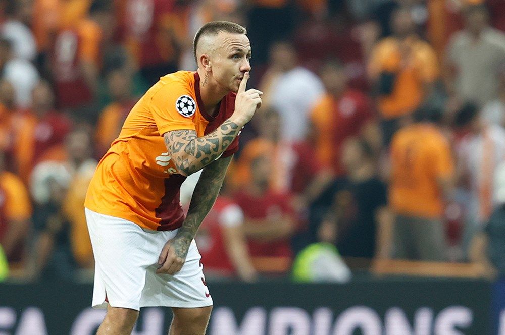 “Ben onun yerinde olsam yarın kulüp binasına gidip yönetime teşekkür ederim! Bir daha da Galatasaray’da oynamak istemiyorum diye açıklama yaparım! Bu kadarı da olmaz artık!” 4