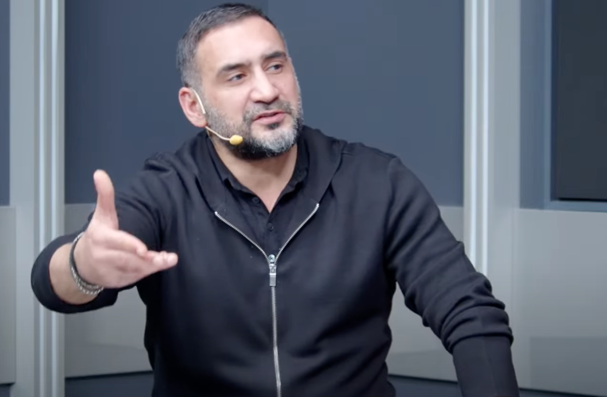 “Ben onun yerinde olsam yarın kulüp binasına gidip yönetime teşekkür ederim! Bir daha da Galatasaray’da oynamak istemiyorum diye açıklama yaparım! Bu kadarı da olmaz artık!” 1