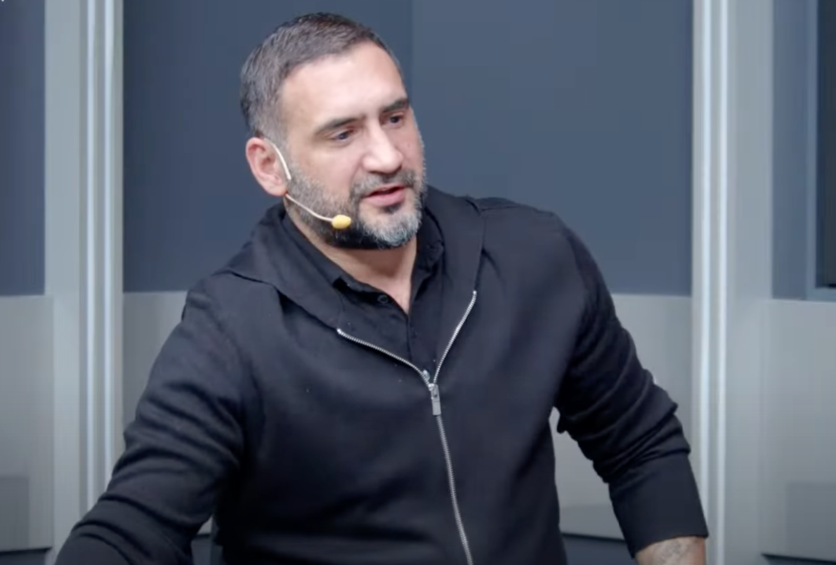 “Ben onun yerinde olsam yarın kulüp binasına gidip yönetime teşekkür ederim! Bir daha da Galatasaray’da oynamak istemiyorum diye açıklama yaparım! Bu kadarı da olmaz artık!” 3