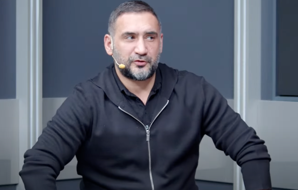 “Ben onun yerinde olsam yarın kulüp binasına gidip yönetime teşekkür ederim! Bir daha da Galatasaray’da oynamak istemiyorum diye açıklama yaparım! Bu kadarı da olmaz artık!” 2