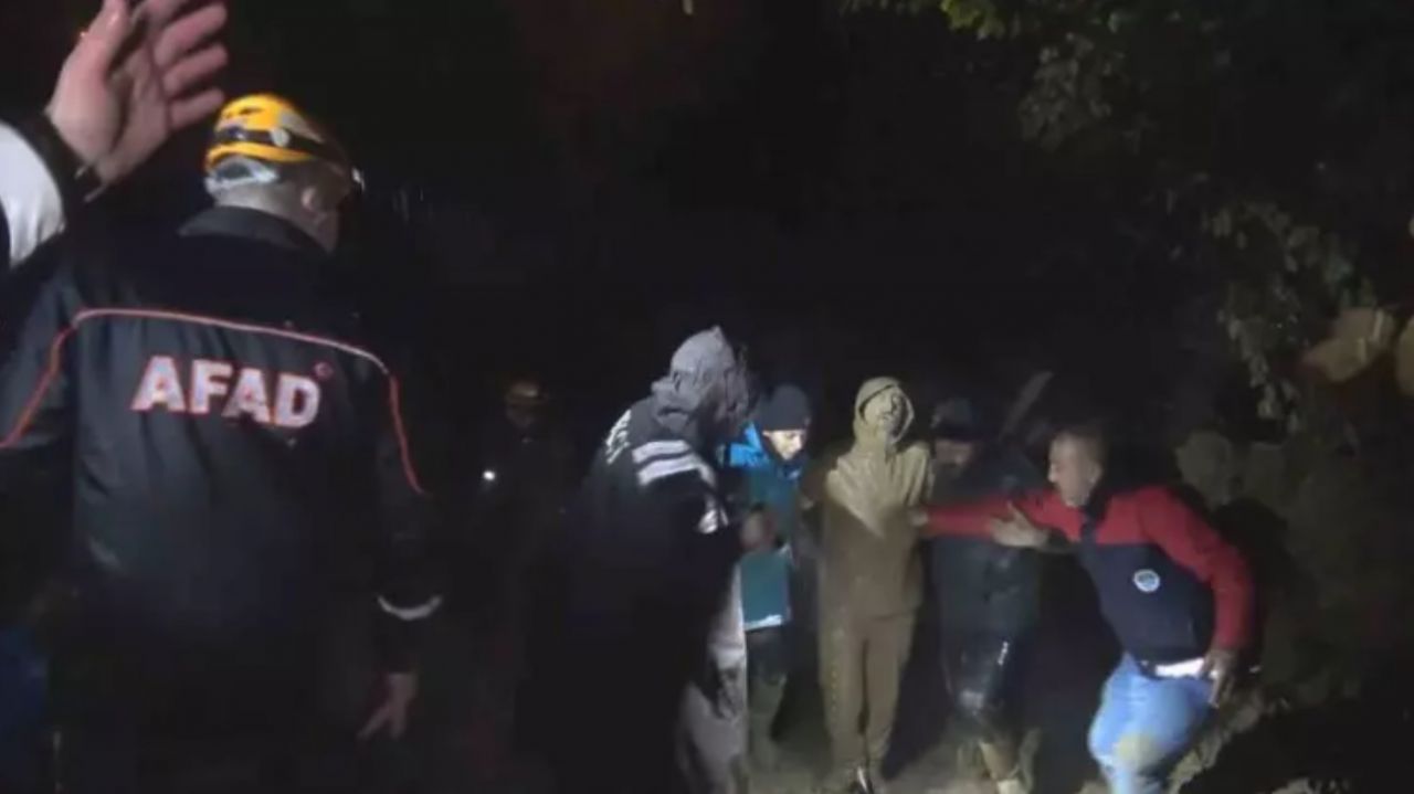 Zonguldak'ta heyelan felaketi! Anne ve oğlu kurtarılmaya çalışırken ikinci kez heyelan meydana geldi! AFAD acı haberi duyurdu 11