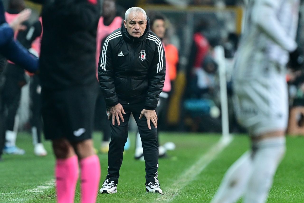 "Vincent Aboubakar saç ektirmiş, topa kafa vurmuyor! Sen hainsin Aboubakar! Sen çok büyük bir hainsin. Sana ikinci kez kucağını açan Beşiktaş camiasına sen hainlik yaptın!" 5