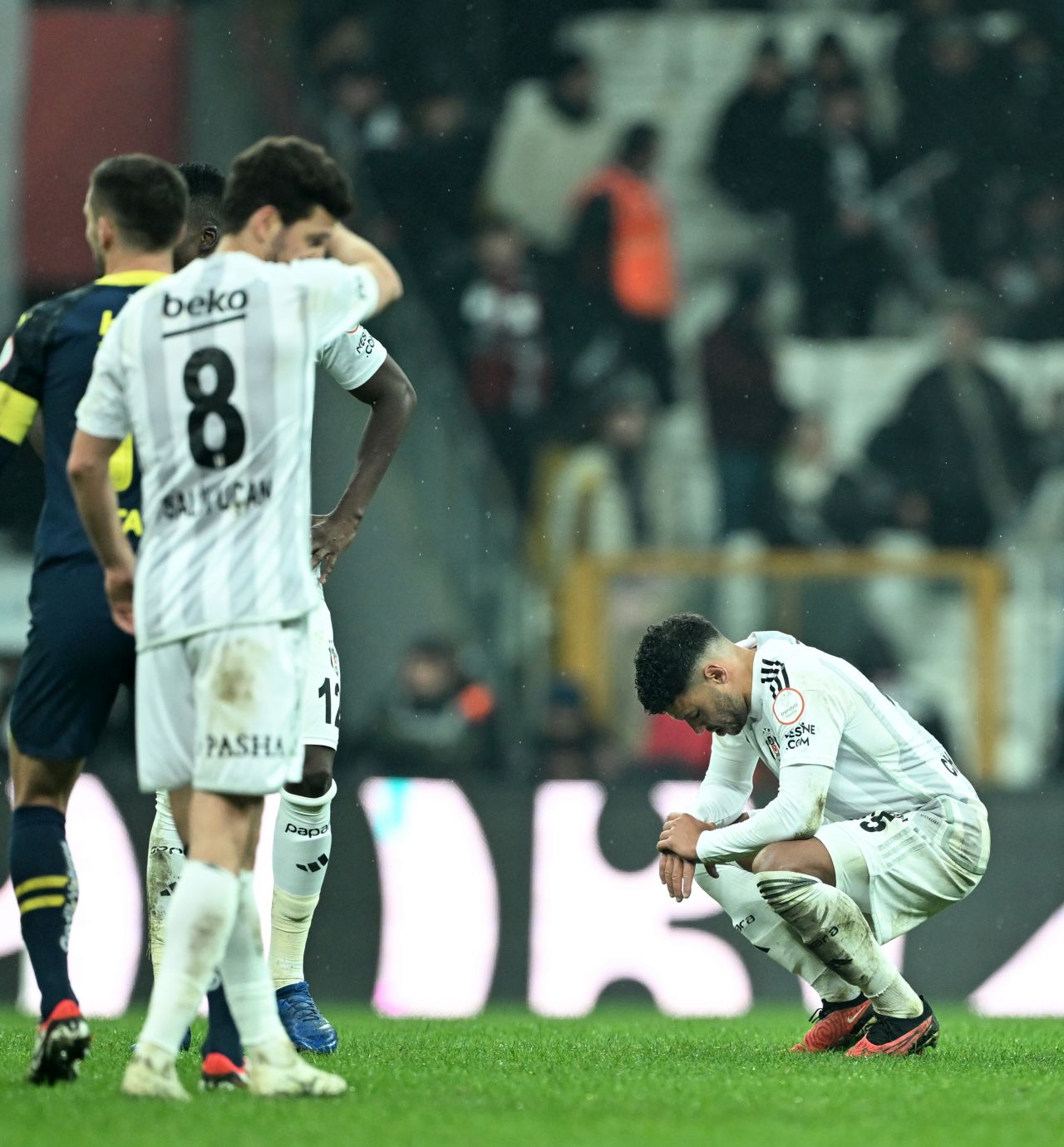 "Vincent Aboubakar saç ektirmiş, topa kafa vurmuyor! Sen hainsin Aboubakar! Sen çok büyük bir hainsin. Sana ikinci kez kucağını açan Beşiktaş camiasına sen hainlik yaptın!" 4