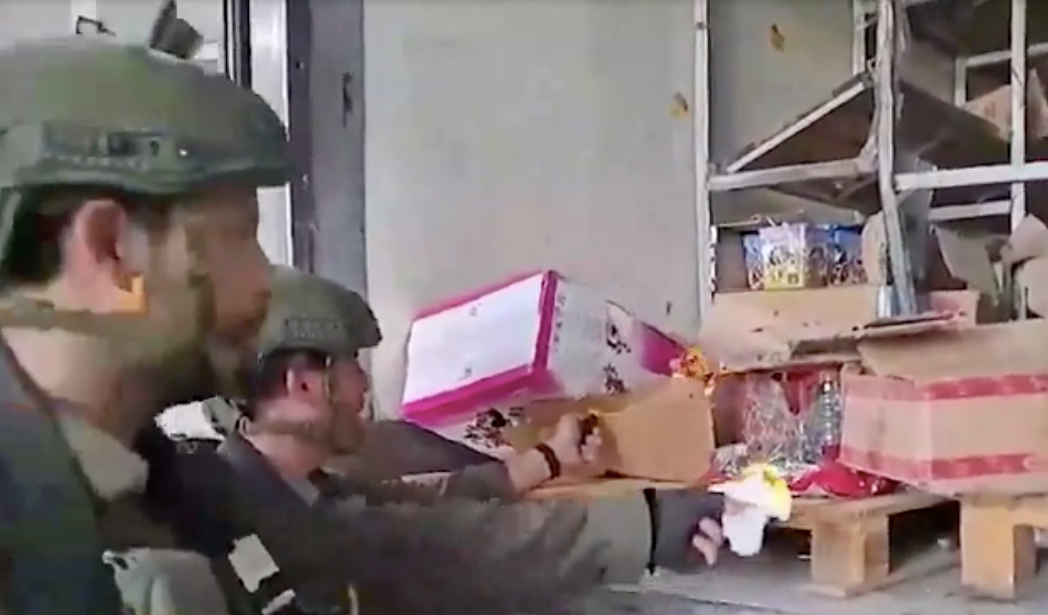 İsrail'den aşağılık bir hareket daha! Gazze'ye gelen yardımları yakıp o anları kayda aldılar! 5