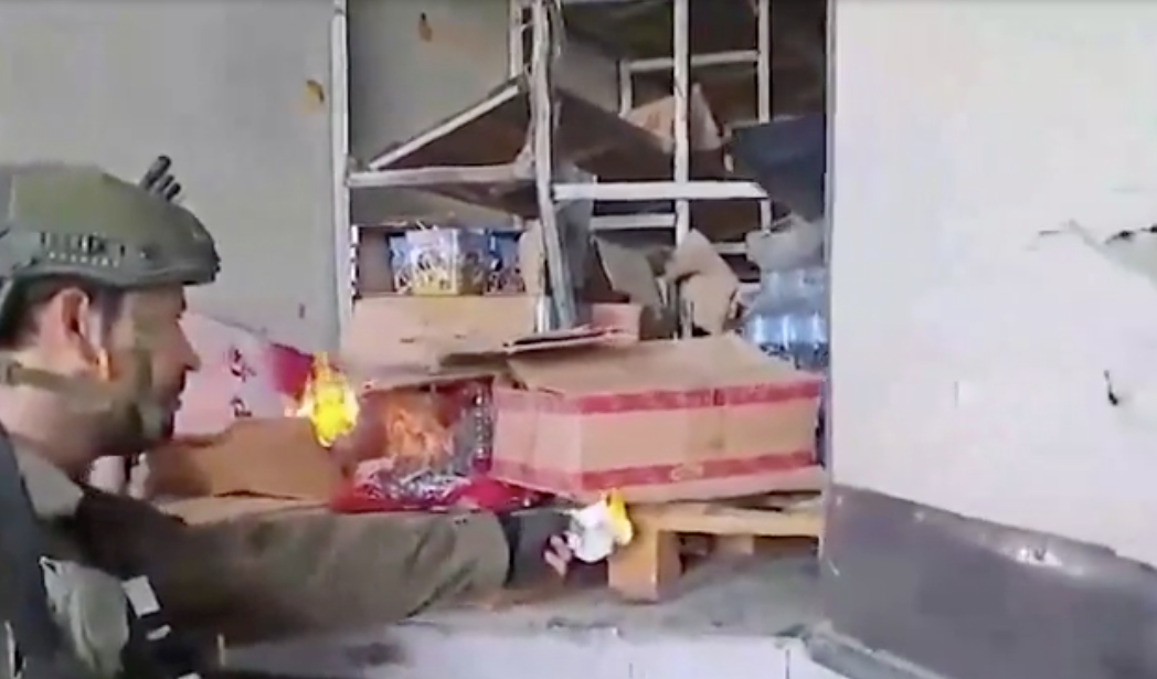 İsrail'den aşağılık bir hareket daha! Gazze'ye gelen yardımları yakıp o anları kayda aldılar! 4