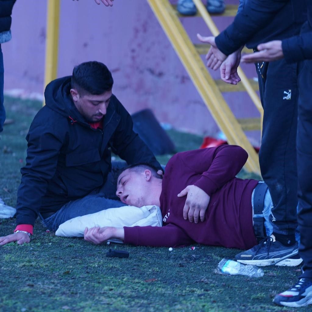 Taraftarlar kırdıkları koltukları sahaya fırlattı, polis biber gazıyla müdahale etti 1