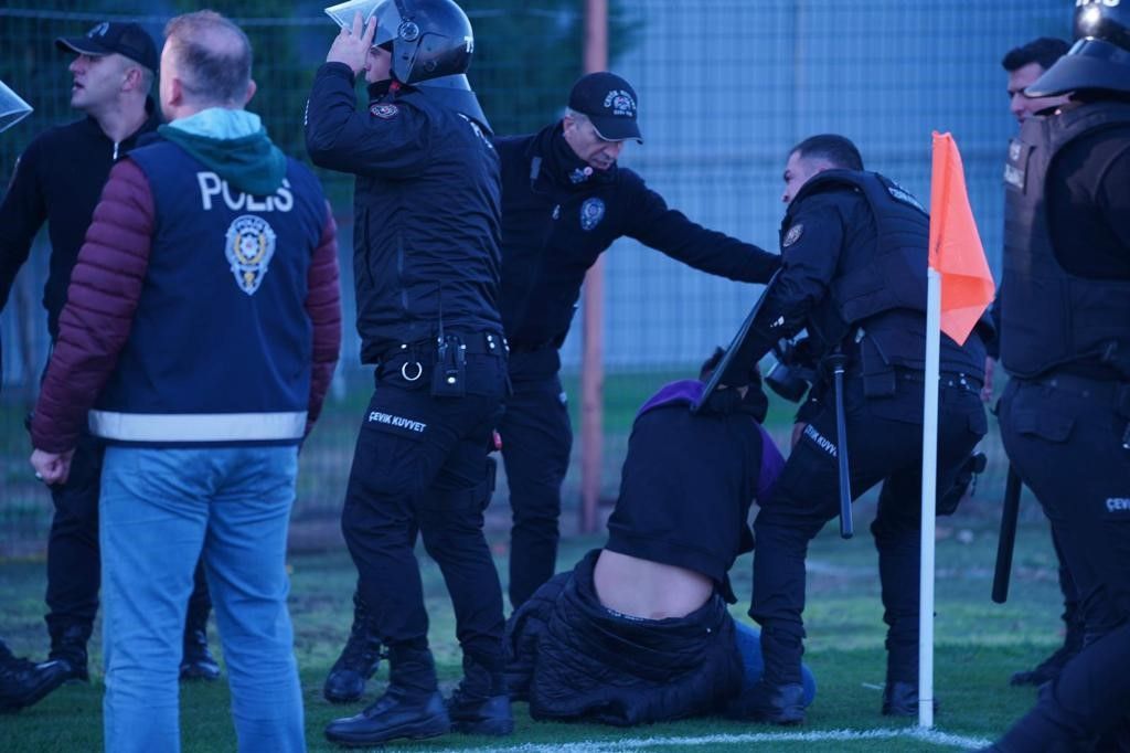Taraftarlar kırdıkları koltukları sahaya fırlattı, polis biber gazıyla müdahale etti 2