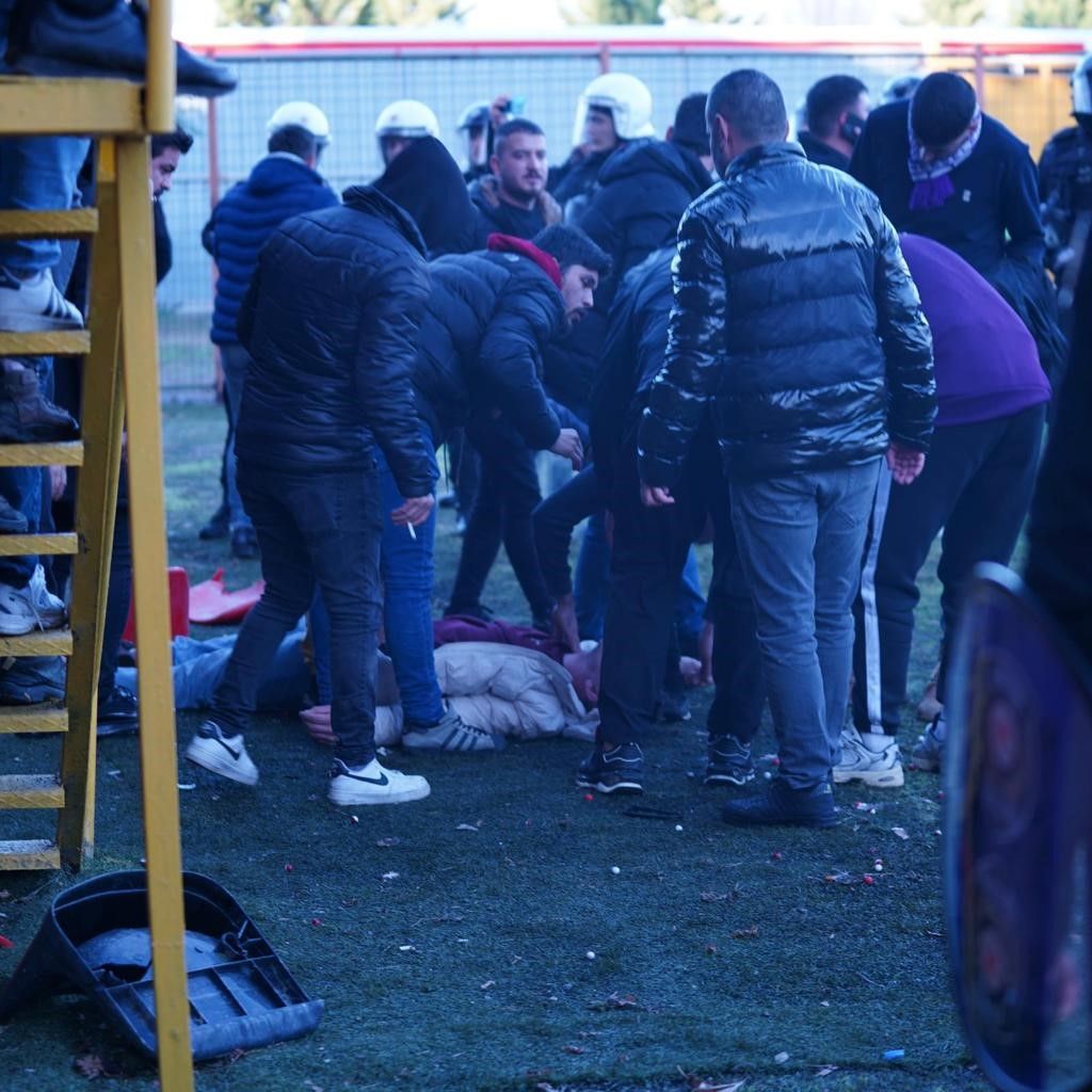 Taraftarlar kırdıkları koltukları sahaya fırlattı, polis biber gazıyla müdahale etti 4