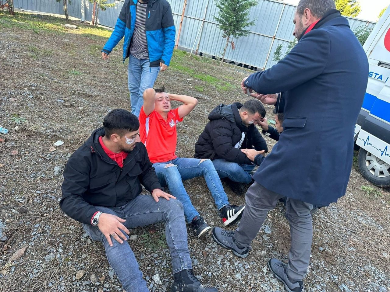 Taraftarlar kırdıkları koltukları sahaya fırlattı, polis biber gazıyla müdahale etti 5