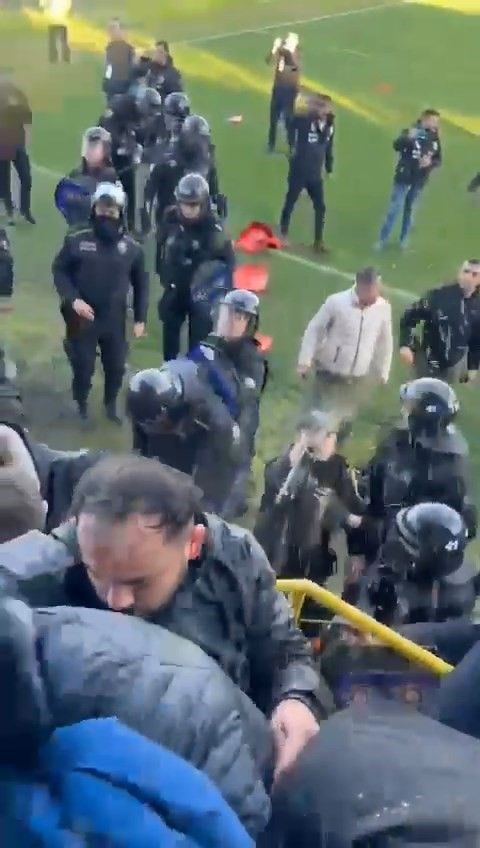 Taraftarlar kırdıkları koltukları sahaya fırlattı, polis biber gazıyla müdahale etti 6