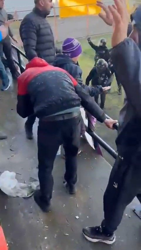 Taraftarlar kırdıkları koltukları sahaya fırlattı, polis biber gazıyla müdahale etti 7