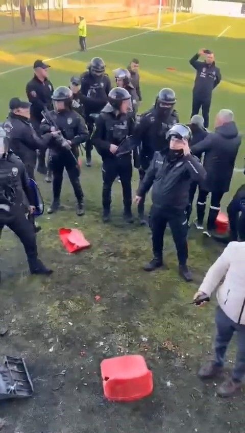 Taraftarlar kırdıkları koltukları sahaya fırlattı, polis biber gazıyla müdahale etti 8