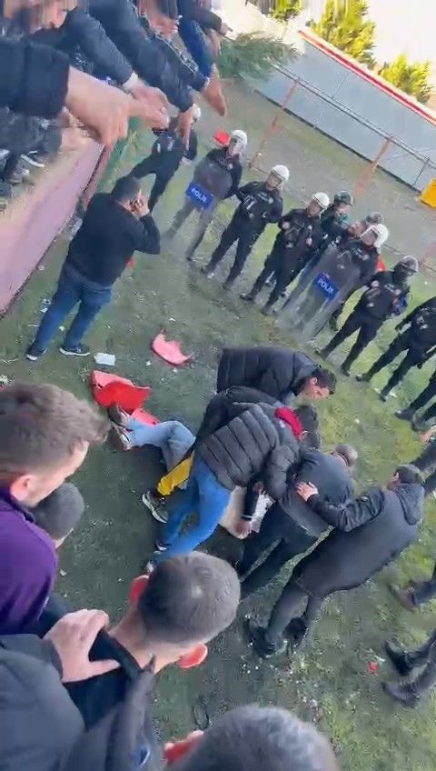Taraftarlar kırdıkları koltukları sahaya fırlattı, polis biber gazıyla müdahale etti 9