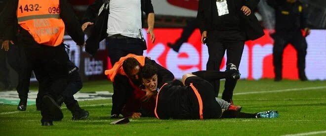 Türk futbolunda hakeme saldırı bir ilk değil! Trabzonspor - Fenerbahçe maçında sahaya atlatıp hakeme saldırmıştı, gözaltına alınıp serbest bırakıldı… 9