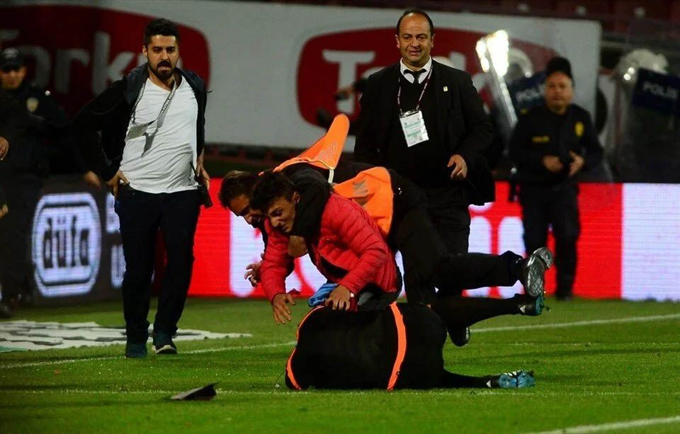 Türk futbolunda hakeme saldırı bir ilk değil! Trabzonspor - Fenerbahçe maçında sahaya atlatıp hakeme saldırmıştı, gözaltına alınıp serbest bırakıldı… 8