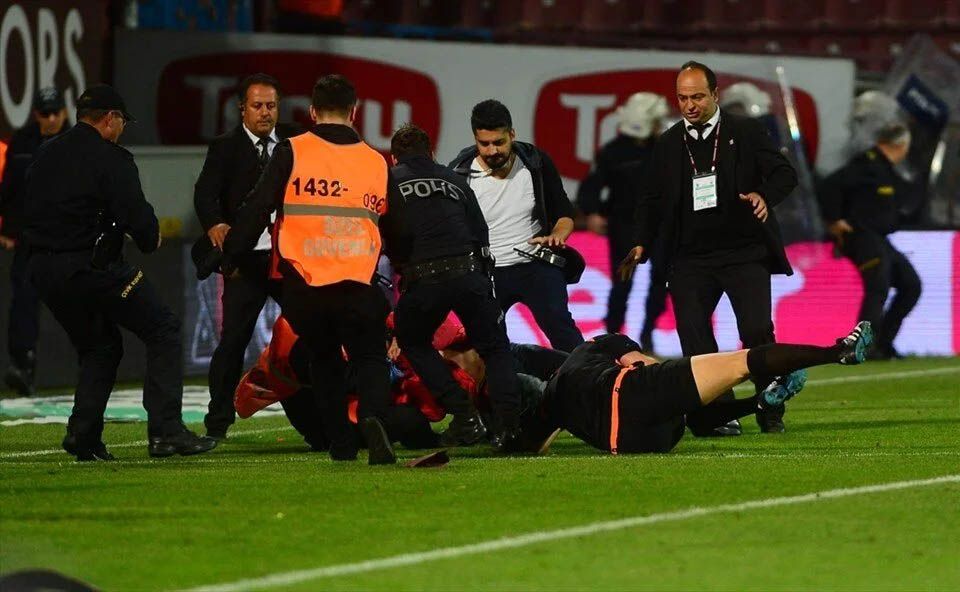 Türk futbolunda hakeme saldırı bir ilk değil! Trabzonspor - Fenerbahçe maçında sahaya atlatıp hakeme saldırmıştı, gözaltına alınıp serbest bırakıldı… 7