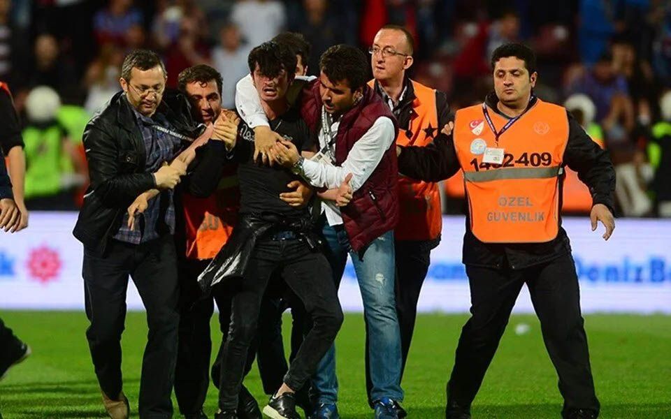 Türk futbolunda hakeme saldırı bir ilk değil! Trabzonspor - Fenerbahçe maçında sahaya atlatıp hakeme saldırmıştı, gözaltına alınıp serbest bırakıldı… 6