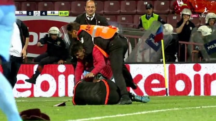 Türk futbolunda hakeme saldırı bir ilk değil! Trabzonspor - Fenerbahçe maçında sahaya atlatıp hakeme saldırmıştı, gözaltına alınıp serbest bırakıldı… 5