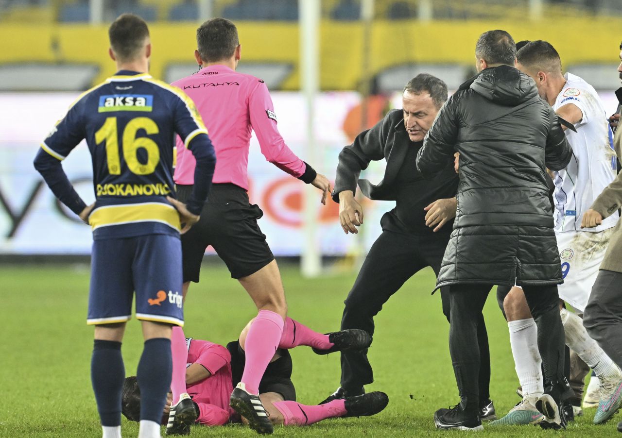Türk futbolunda hakeme saldırı bir ilk değil! Trabzonspor - Fenerbahçe maçında sahaya atlatıp hakeme saldırmıştı, gözaltına alınıp serbest bırakıldı… 4