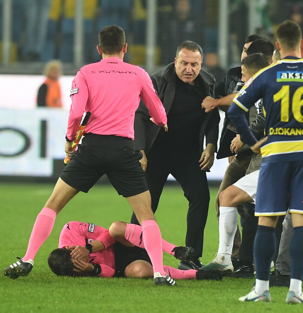 Halil Umut Meler'e yapılan yumruklu ve tekmeli saldırıya ünlü isimlerden tepki yağdı 1