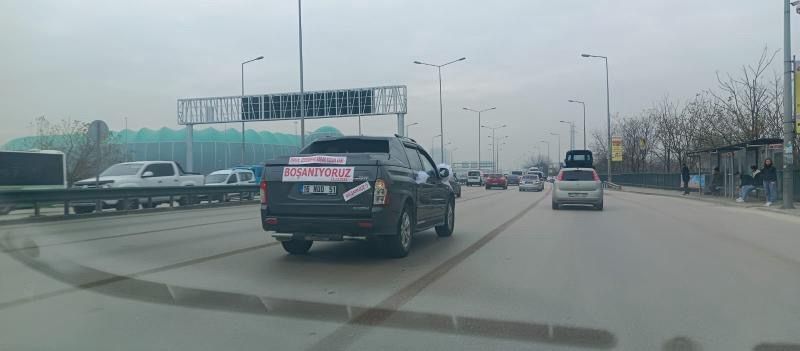 Görenler şoke oldu! Boşanma davasına giderken aracını düğün arabası gibi süsledi! 1