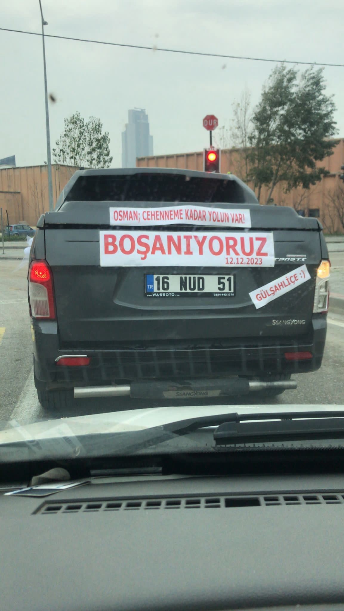 Görenler şoke oldu! Boşanma davasına giderken aracını düğün arabası gibi süsledi! 2