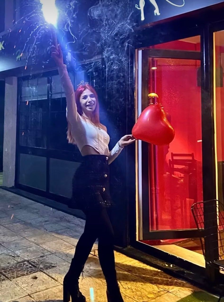 Görenler şoke oldu! Boşanma davasına giderken aracını düğün arabası gibi süsledi! 3