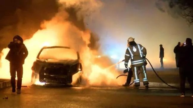 Kartal'da seyir halindeki otomobil alev alev yandı! 3