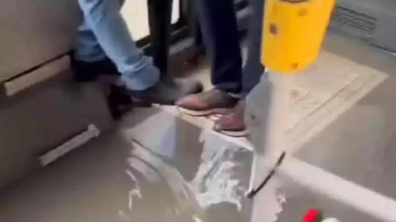 Sağanak sonrası İstanbul'da ulaşım çileye döndü! İETT otobüsünü su bastı! 2