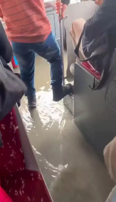 Sağanak sonrası İstanbul'da ulaşım çileye döndü! İETT otobüsünü su bastı! 3
