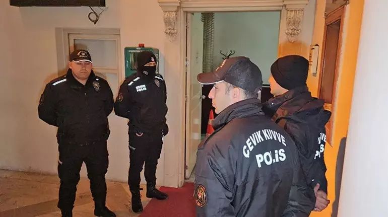 Adana Büyükşehir Belediyesi'ne rüşvet operasyonu! 10 kişi gözaltına alındı: Aralarında Başkan Zeydan Karalar'ın danışmanı da var... 2