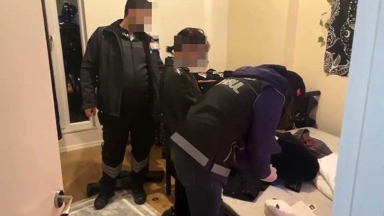 Metrobüste uyuşturucu hazırlayıp sosyal medyada paylaştılar: Narkotikten 3 kadına operasyon 4