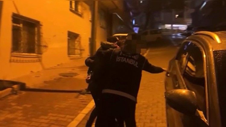 Metrobüste uyuşturucu hazırlayıp sosyal medyada paylaştılar: Narkotikten 3 kadına operasyon 5