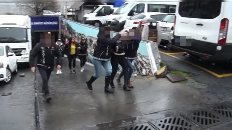 Metrobüste uyuşturucu hazırlayıp sosyal medyada paylaştılar: Narkotikten 3 kadına operasyon 6