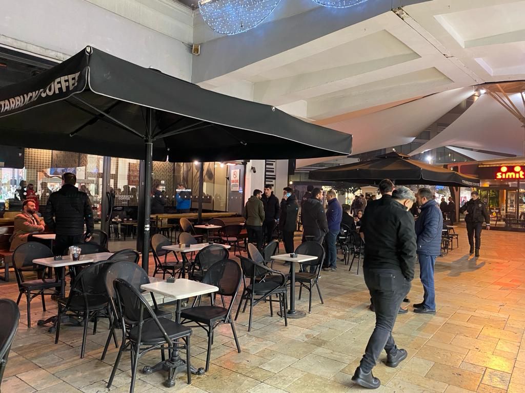 Pendik Starbucks'ta 'boykot' dedi dehşet saçtı! Saldırgan bir kişiyi bıçakladı! | SüperHaber Özel 2