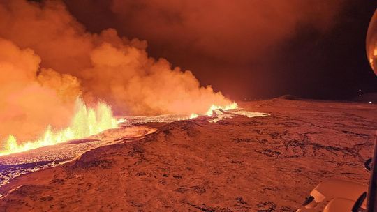 İzlanda'da haftalardır süren depremler sonrası yanardağ patladı! 5