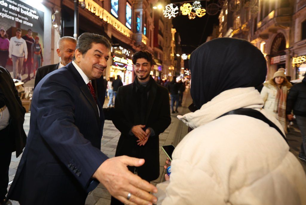 'Ben buradayım' paylaşımı... Adı İBB adaylığı için geçen Tevfik Göksu Beyoğlu'nda sahaya indi 3