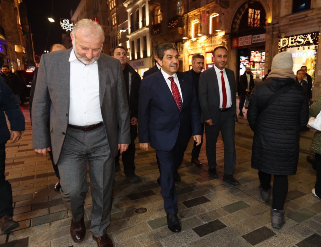 'Ben buradayım' paylaşımı... Adı İBB adaylığı için geçen Tevfik Göksu Beyoğlu'nda sahaya indi 2