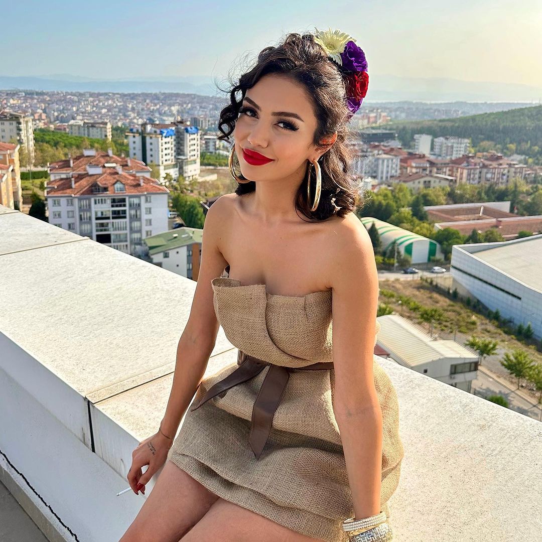 Eski eşinin iş yerini kurşunlattığı iddia edilmişti! Gözaltına alınıp serbest bırakılan Ece Ronay'ın avukatından açıklama geldi 2