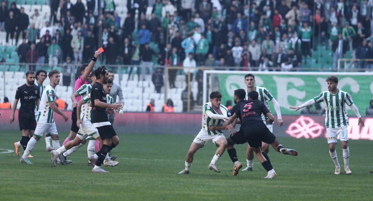 Bursaspor-Diyarbekirspor maçında saha savaş alanına döndü: 6 kırmızı kart, 1 gözaltı 1