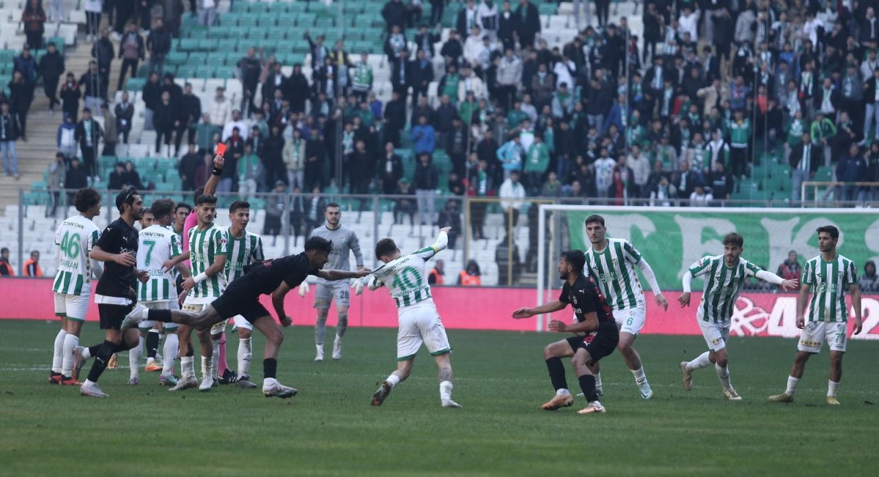 Bursaspor-Diyarbekirspor maçında saha savaş alanına döndü: 6 kırmızı kart, 1 gözaltı 2