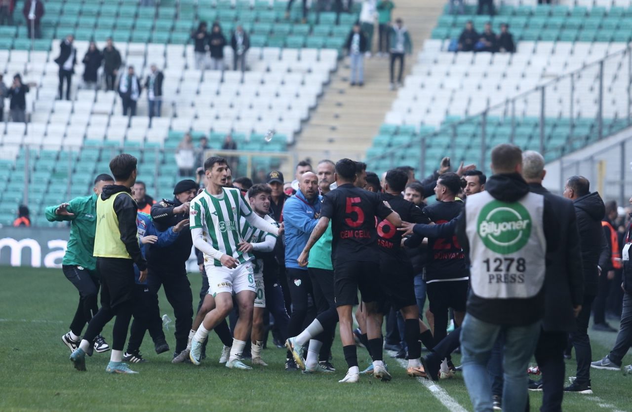 Bursaspor-Diyarbekirspor maçında saha savaş alanına döndü: 6 kırmızı kart, 1 gözaltı 3