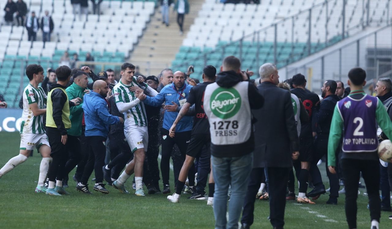 Bursaspor-Diyarbekirspor maçında saha savaş alanına döndü: 6 kırmızı kart, 1 gözaltı 4