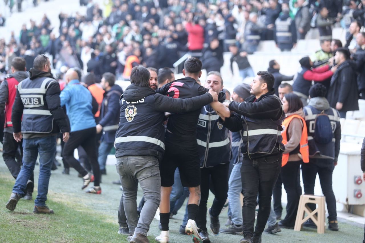 Bursaspor-Diyarbekirspor maçında saha savaş alanına döndü: 6 kırmızı kart, 1 gözaltı 5