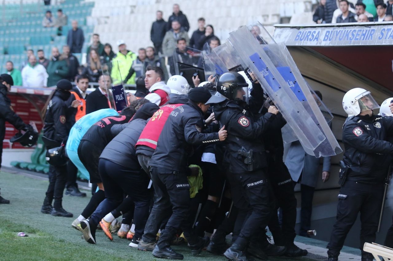 Bursaspor-Diyarbekirspor maçında saha savaş alanına döndü: 6 kırmızı kart, 1 gözaltı 6