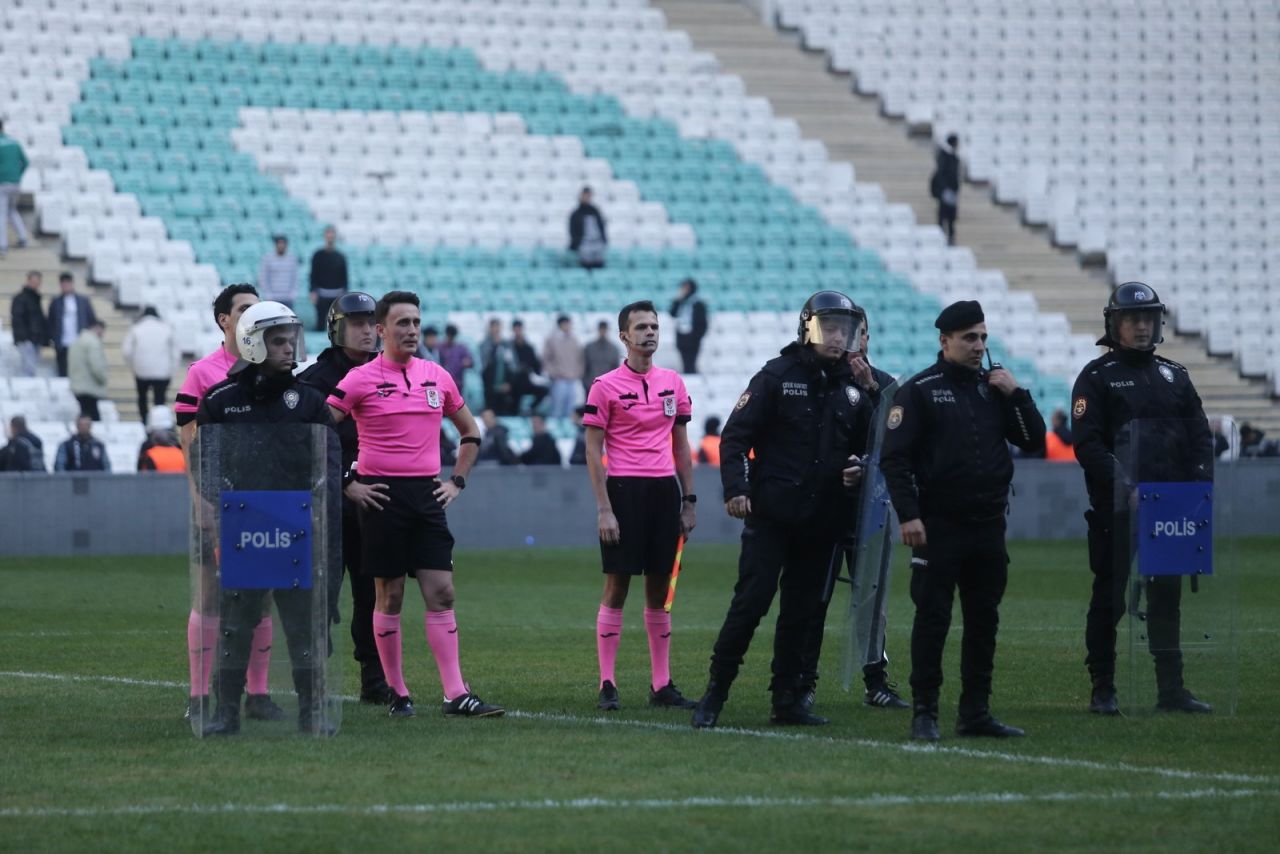 Bursaspor-Diyarbekirspor maçında saha savaş alanına döndü: 6 kırmızı kart, 1 gözaltı 7